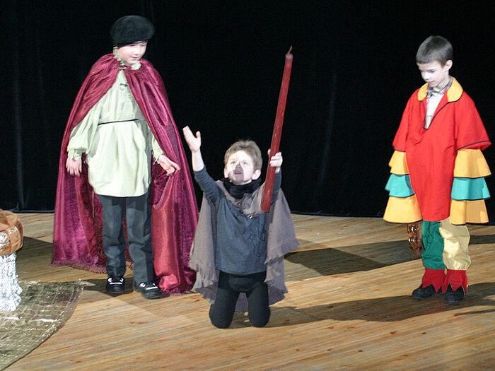Ваня Вигилянский (в центре) в роли короля Лира