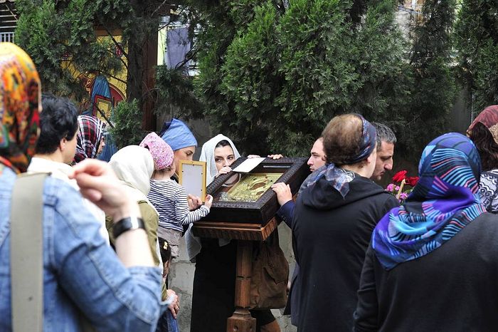 Προσκυνητές με τη θαυματουργή εικόνα. Ιερός Ναός των Αγίων Ιβλίτα και Κβιρικέ, Τιφλίδα.