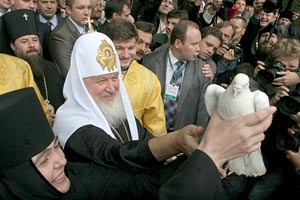 Игуменья Серафима передаёт Святейшему Патриарху Кириллу голубя мира, 2009 г., Луцк