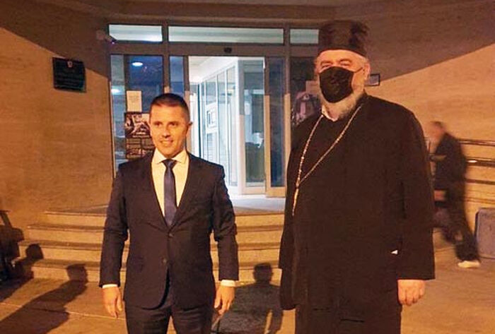 Епископ Кирилл с адвокатом около Центра безопасности в Подгорице.