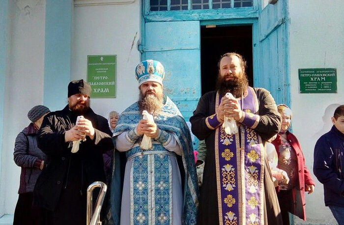 На празднике Благовещения в Петропавловском храме, настоятель отец Игорь Балабанов в центре