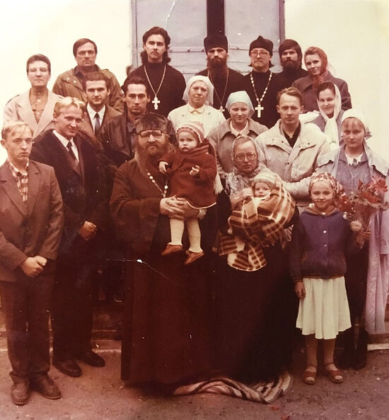 Фото на память возле храма. В центре впереди - настоятель отец Владимир Зязев. Отец Игорь в центре в последнем ряду. 1990-е годы