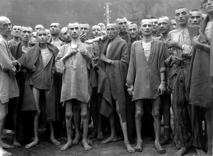 Κρατούμενοι στο στρατόπεδο συγκέντρωσης στο Έμπενζεε