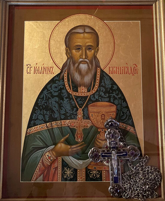 Η εικόνα του Αγίου Ιωάννη της Κρονστάνδης με τον επιστήθιο σταυρό στην προθήκη