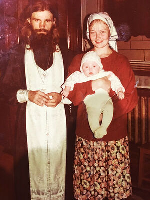 Отец Игорь и матушка Фотиния с первенцем. 1990-е годы