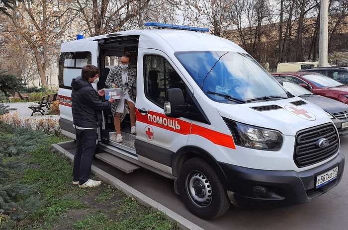 Новая машина скорой помощи на выезде врачебно-сестринской бригады Больницы Святителя Алексия