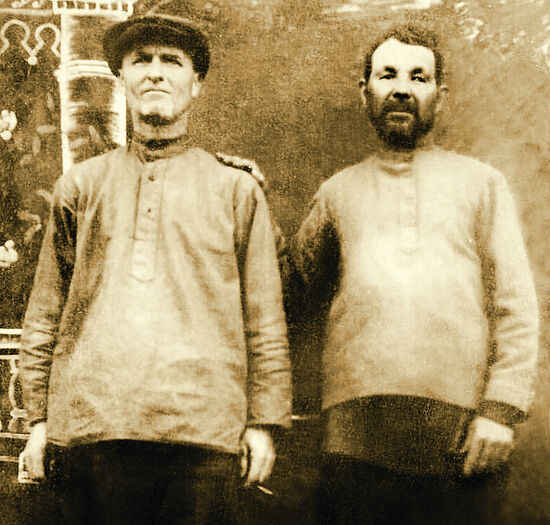 Священник Василий Ивлиев справа. Фото из лагеря