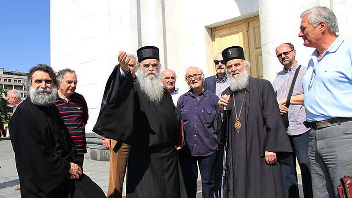 Са митрополитом Амфилохијем испред храма Светог Саве (Фото СПЦ)