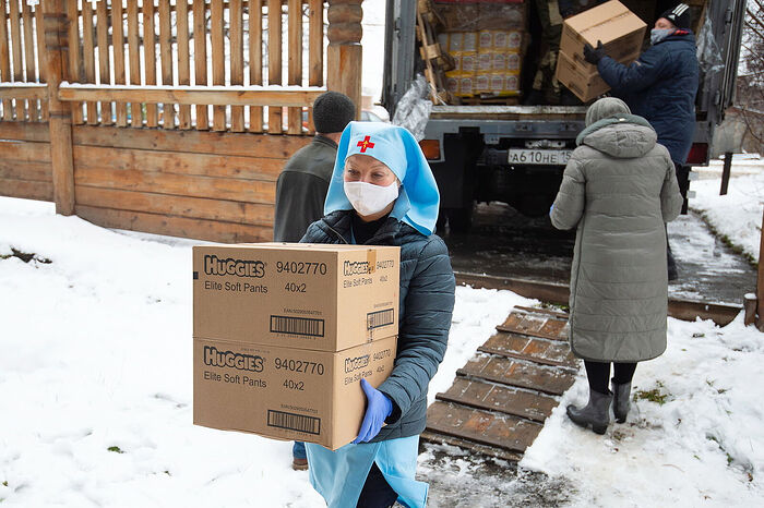 Разгрузка гуманитарной помощи в Томской епархии