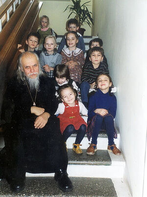 Отец Аркадий Шатов (ныне владыка Пантелеимон) с воспитанниками. Январь 2004 г.