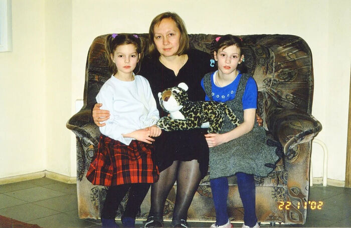Маша и Настя с Марией Витальевной. Ноябрь 2002 г. Сейчас обе девочки мамы. Настя водит 4-летнего сына в детский центр, в котором выросла