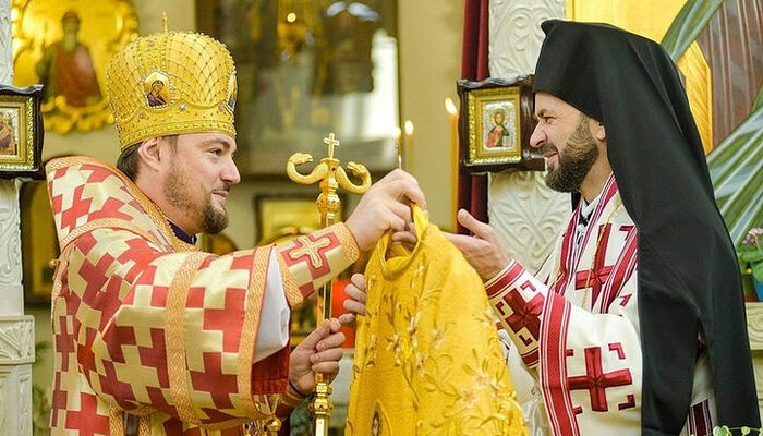 Formerly-canonical Alexander Drabinko gives Met. Vladimir of Kiev’s vestments to Constantinople’s Ukrainian Exarch. Photo: Facebook