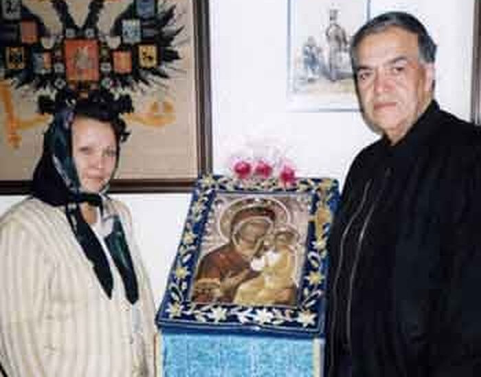 Иосиф Муньос с Татьяной Филипьевой около Монреальской Мироточивой иконы в Бразилии, в 1997 году. Один из последних известных снимков Иконы и Иосифа