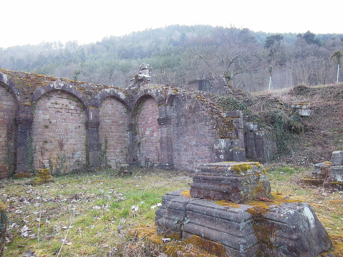 Развалины Нижнего монастыря. Подножье горы святой Одилии (Франция)