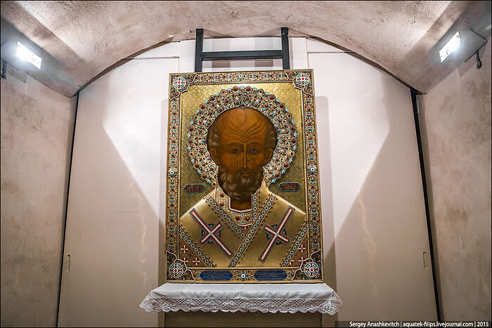 Икона святителя Николая в крипте базилики в Бари