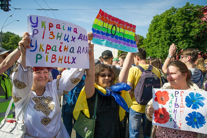 Поддержка сексуальных меньшинств в Киеве «патріотами» во время проведения гей-парада, 2019 г.