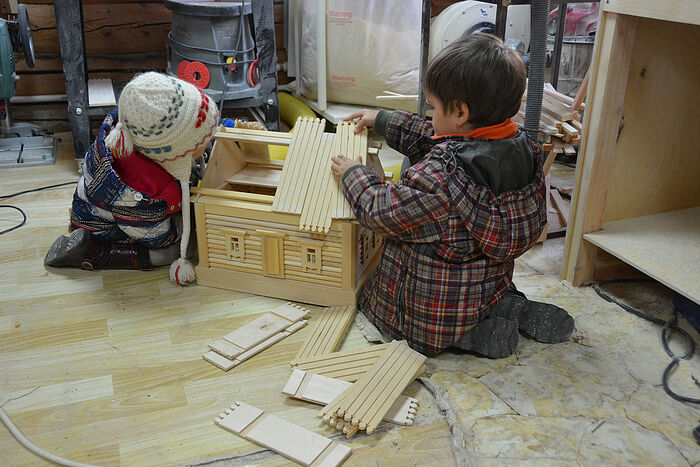 Дети играют в игрушечный домик (масштаб 1:20). Фото: Антон Поспелов / Православие.Ru