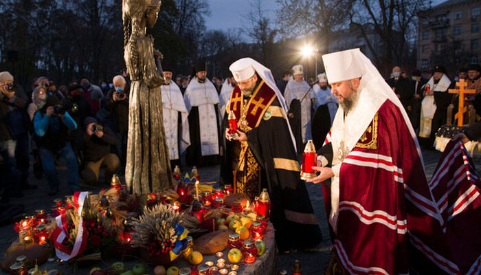 Οι επικεφαλής της ΟΕΟ και ΕΚΕΟ στο μνημείο «Κερί μνήμης». Πηγή: news.ugcc.ua