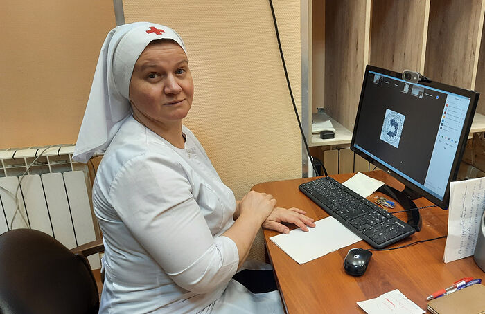 Преподаватель Учебного центра Татьяна Кравченко проводит занятия для сестер милосердия