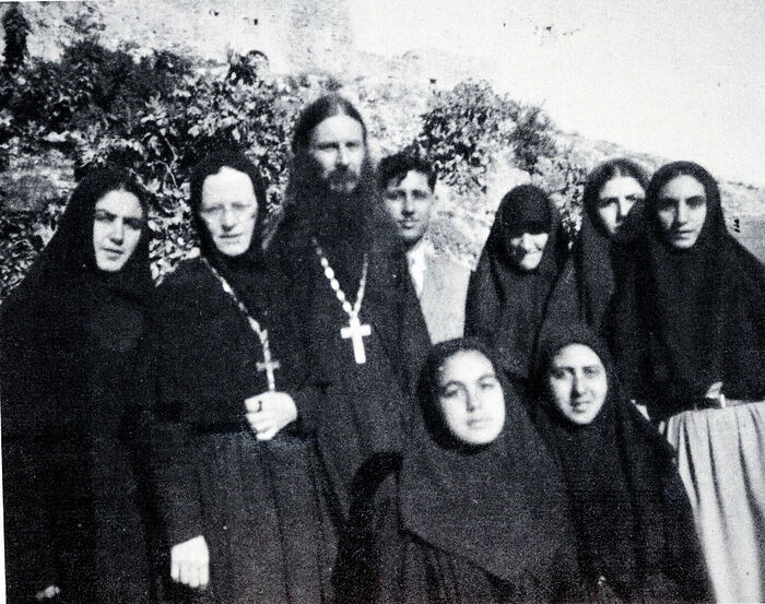 Father Lazarus and Abbess Elisabeth (Ampenov) on the left with sisters of Gorny Convent remainded with ROCOR. Transjordan 1948-49. Photo: rocorstudies.org