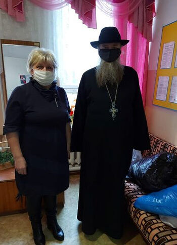 В Тверской области священник подарил дому престарелых постельное белье и пижамы