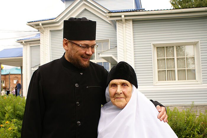 Архимандрит Филипп (Филиппов) с монахиней Азарией