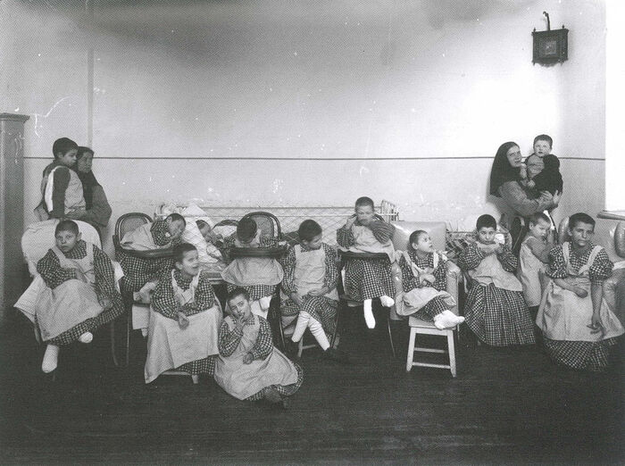 Дети в лазаретном отделении приюта. Фото: Ателье К. Буллы, 1907 г