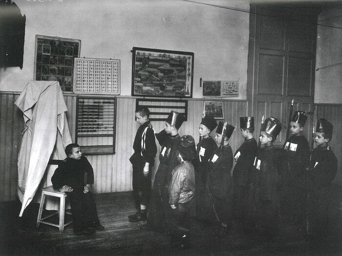 Детский спектакль в приюте. Фото: Ателье К. Буллы, 1907 г