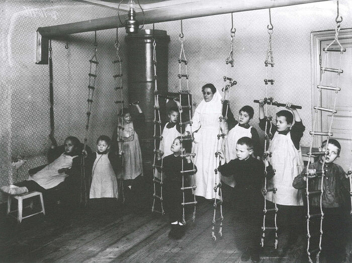 Занятия лечебной физкультурой. Фото: Ателье К. Буллы, 1907 г
