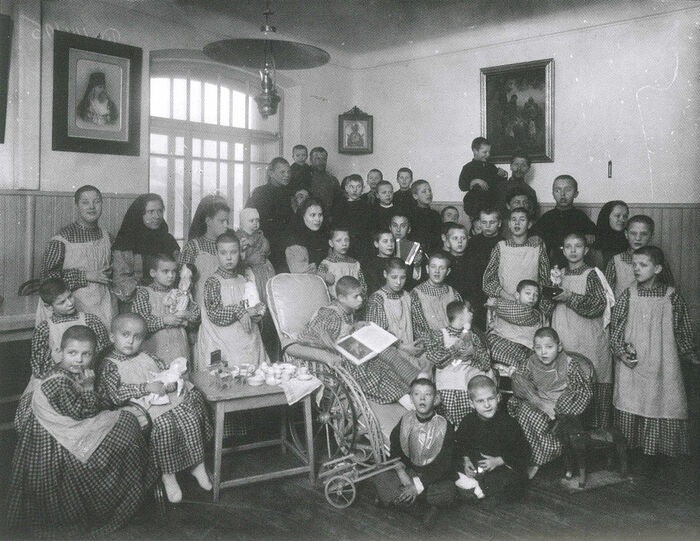 Сестры и служители с детьми приюта. Фото: Ателье К. Буллы, 1907 г