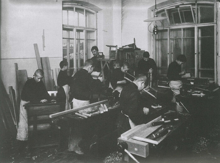 Столярная мастерская. Фото: Ателье К. Буллы, 1907 г