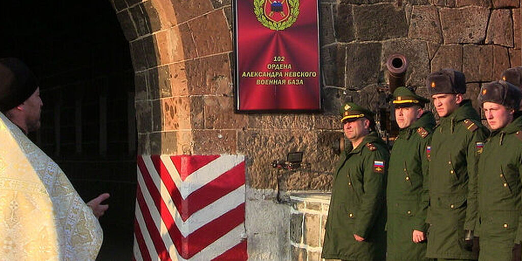 В Большой крепости 102 Военной базы в Гюмри установлена надвратная икона Георгия Победоносца / Православие.Ru