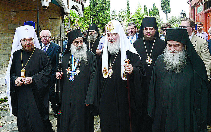 Ο μητροπολίτης Βολοκολάμσκ Ιλαρίων (πρώτος από αριστερά) θεωρείται «άτυπο Νο 2» στην ιεραρχία της Ρωσικής Εκκλησίας, της οποίας ηγείται ο Πατριάρχης Κύριλλος (κέντρο). Από επίσκεψή τους στο Αγιον Ορος.