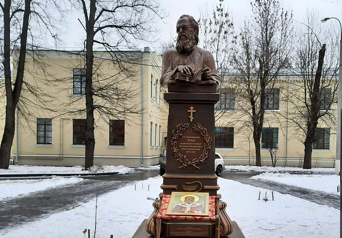 Скульптура святителя Луки Крымского в парке Больницы Святителя Алексия