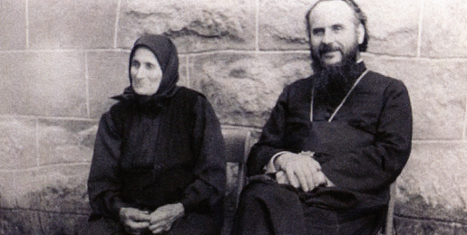 Ο μελλοντικός Πατριάρχης Σερβίας Ειρηναίος με τη μαμά του