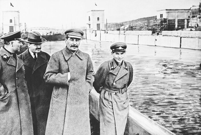 Климент Ворошилов, Вячеслав Молотов, Иосиф Сталин и Николай Ежов (слева направо) на канале Москва – Волга имени Сталина. 1937 год