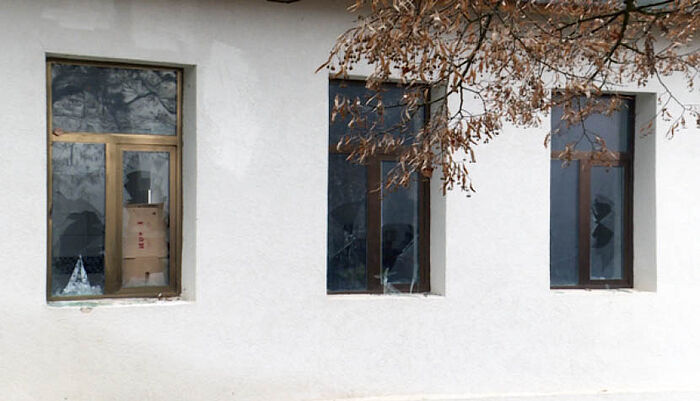 Косово: cербскую начальную школу забросали камнями