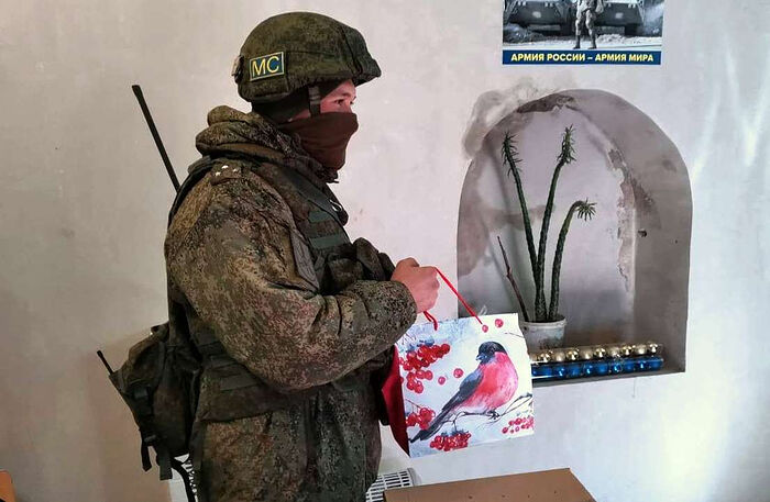 Российским миротворцам в Нагорном Карабахе привезли новогодние подарки от прихожан московского храма