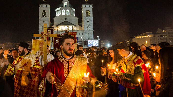 A scene from one of the many cross processions against the scandalous law. Photo: vaticannews.va
