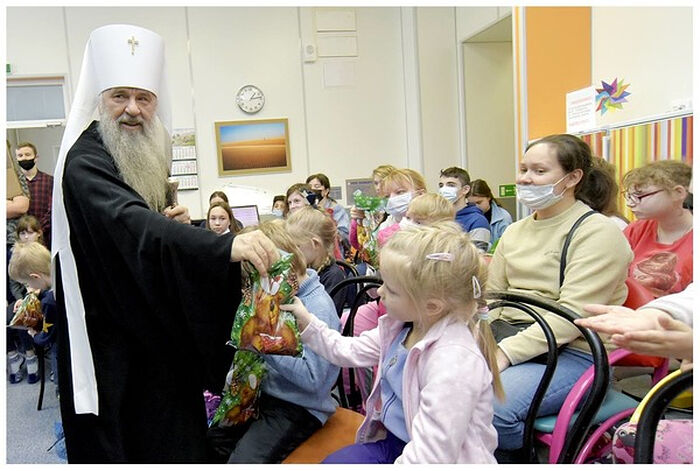 Митрополит Санкт-Петербургский и Ладожский Варсонофий передает подарки пациентам детской больницы №2 Санкт-Петербурга