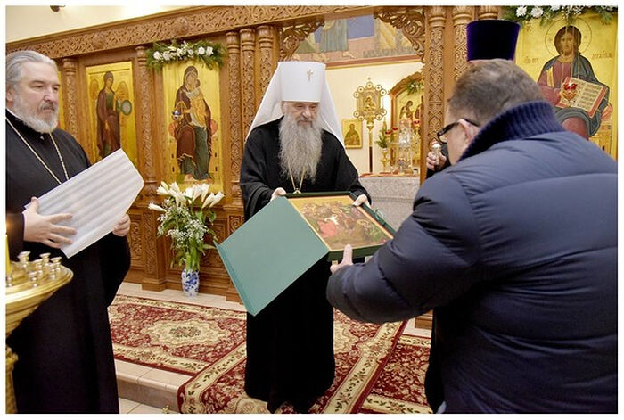 Митрополит Санкт-Петербургский и Ладожский Варсонофий передает икону в дар больничному храму в честь равноапостольной Марии Магдалины