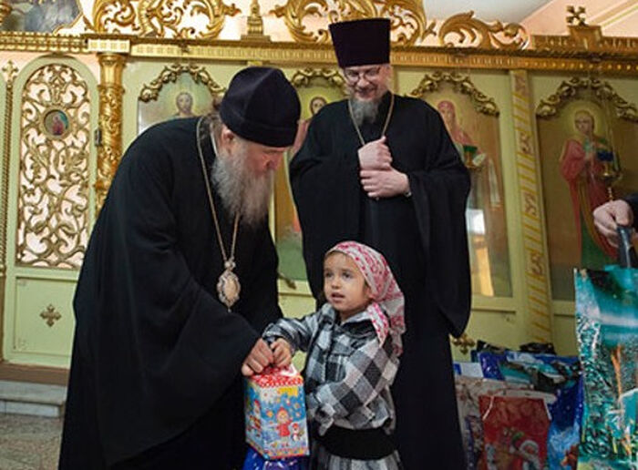 Митрополит Астанайский и Казахстанский Александр передает подарки воспитанникам детского дома «Солнышко»