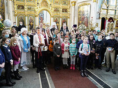 Ο Έξαρχος Λευκορωσίας με παιδιά από το Τσέρνομπιλ