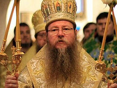 Romanian hierarch goes on pilgrimage to canonical Ukrainian Church as schismatics expecting Romanian recognition