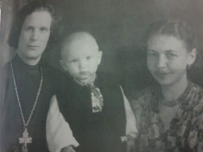 Отец Евгений Пелешев с матушкой Татьяной и сыном Алешей