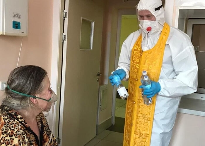 Священники Пензенской епархии передают крещенскую воду пациентам СOVID-госпиталей