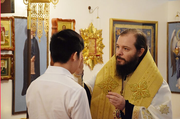 Епископ Джакартский Питирим присоединяет Джошуа к Православной Церкви