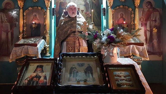 The icon of St. Luke stolen from the Church of St. Vladimir is on the left. Photo: Facebook