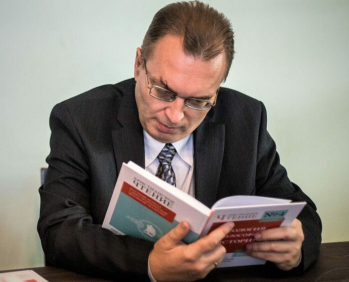 Член редколлегии "Христианского чтения" к.ф.н. И. Б. Гаврилов изучает свежий номер журнала