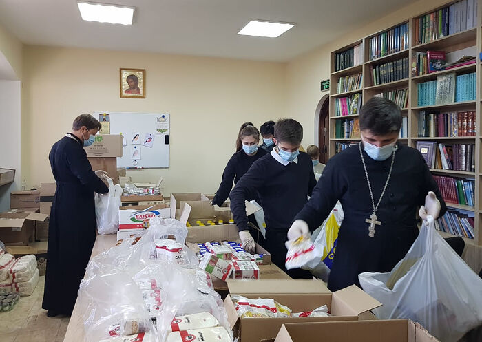Священники и добровольцы Пятигорской епархии фасуют продуктовую помощь для нуждающихся